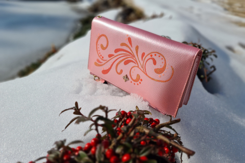  Darček pre ženu. Darček pre mamu. Darček pre frajerku. Ručne maľovaná dámska peňaženka ružovej farby.