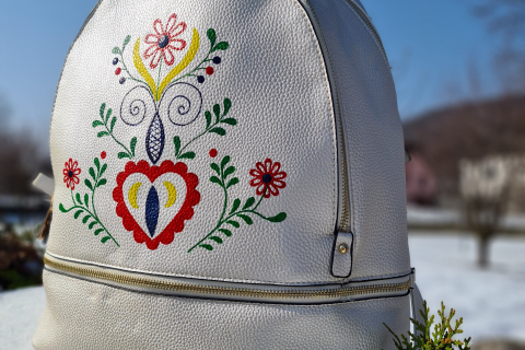 Ručne maľovaný dámsky ruksak maslovej farby s jemnou perleťou.