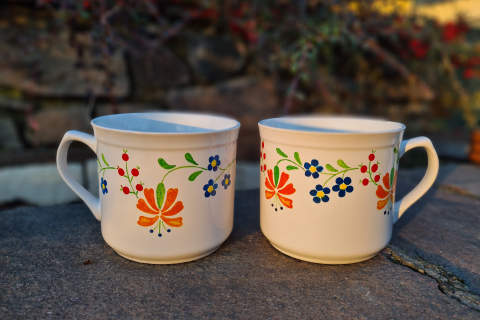 Ručne maľované šálky na čaj.